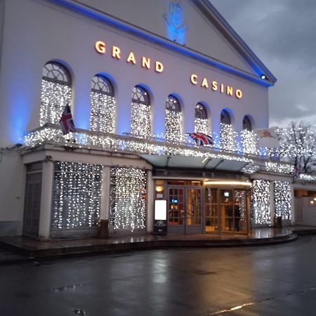 Au Charme Du Lac Espace Bien Etre Et Piscine Chauffe Proche Parc Et Restaurant Du Casino Форж-лез-О Екстериор снимка